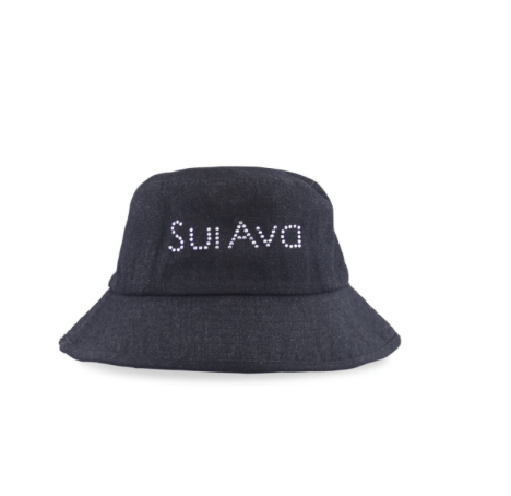 Britney Denim Buckethat – sort denim bøllehat med Sui Ava logo i strass.