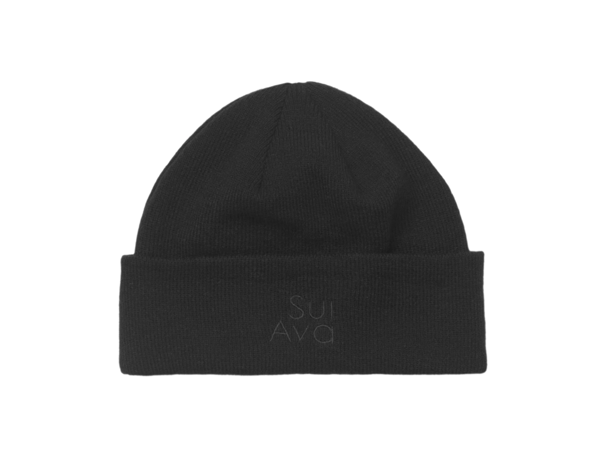 Sort ribstrikket beanie med diskret broderet SUI AVA logo på opsmøget kant