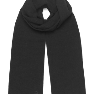 Sort Mariah Scarf i blød strik med broderet SUI AVA-logo – klassisk og varm