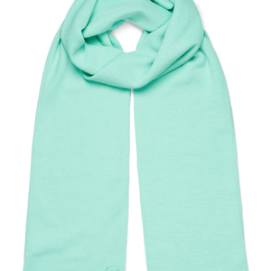 Mariah Scarf i mintgrøn blød strik med SUI AVA-logo – stilfuldt og hyggeligt tørklæde