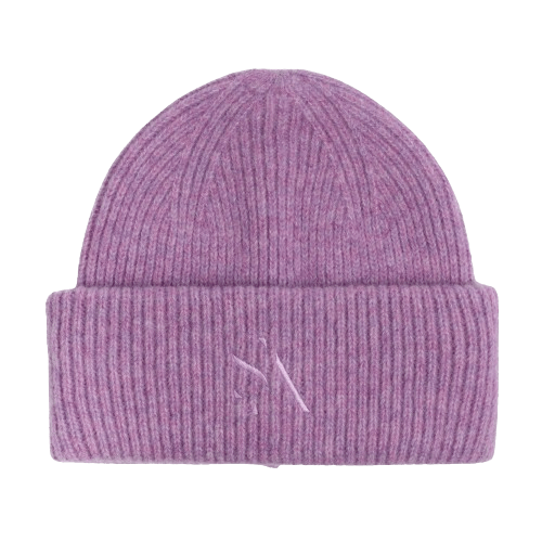 Lilla ribstrikket beanie med tone-i-tone logo – Signe Beanie fra SUI AVA