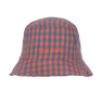 Summer Bucket Hat – ternet bøllehat i blå og orange med broderet SUI AVA-logo.