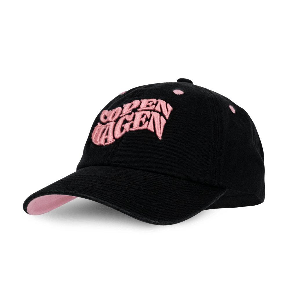 SUI AVA City Cap Copenhagen – sort cap med lyserød "Copenhagen" broderi.