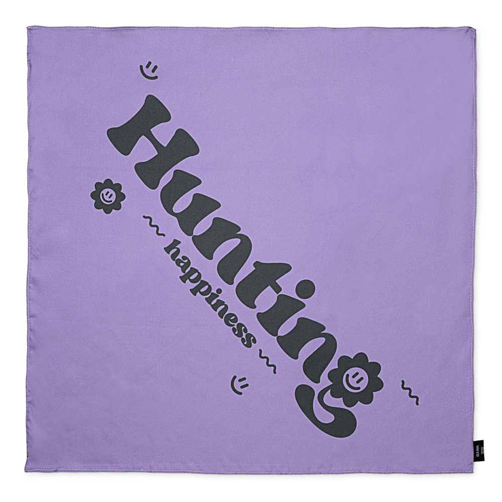 Lilla silketørklæde med sort "Hunting Happiness"-print og blomsterillustration