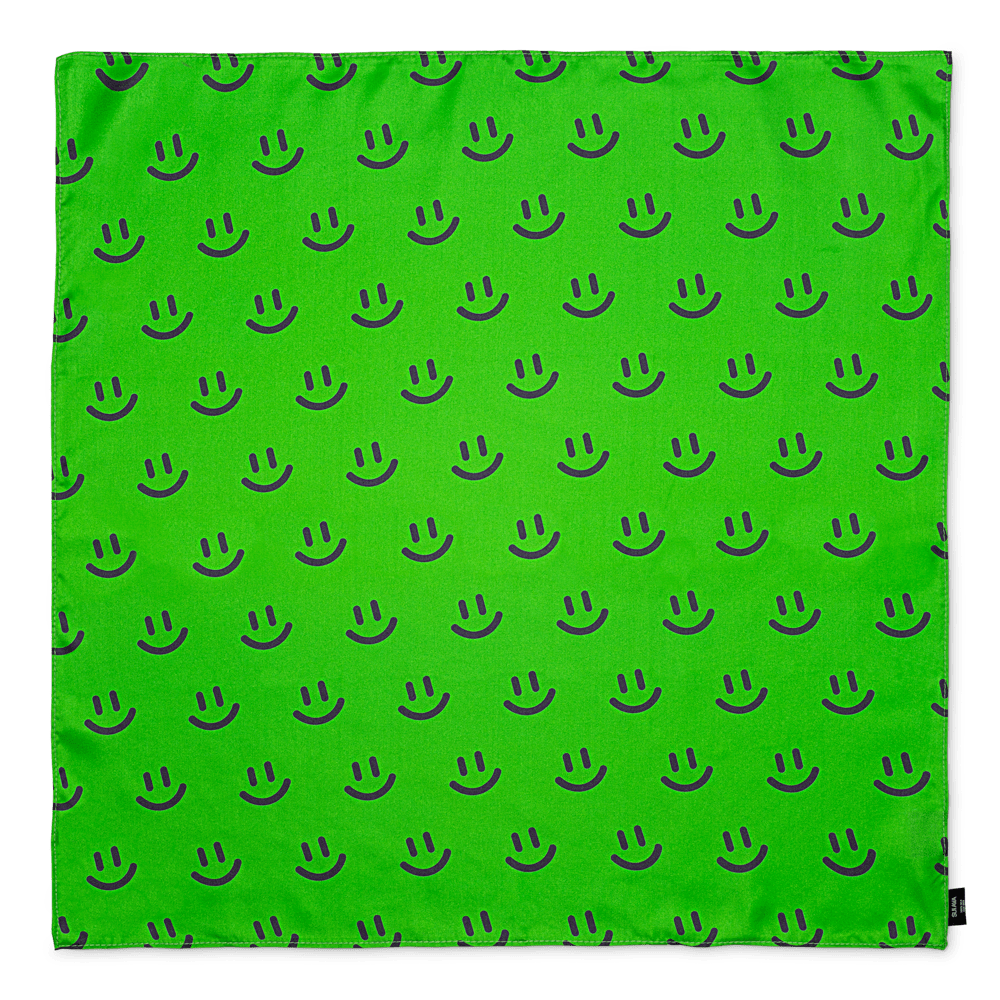 Silk Scarf Happiness – firkantet tørklæde i grøn med sort smileyprint fra SUI AVA