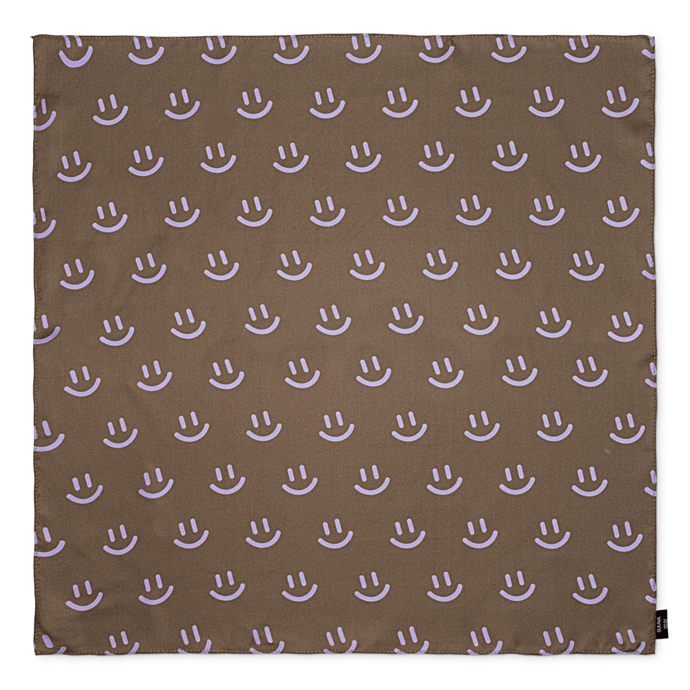 Brunt silketørklæde med lilla smiley-print – Silk Scarf Happiness fra SUI AVA
