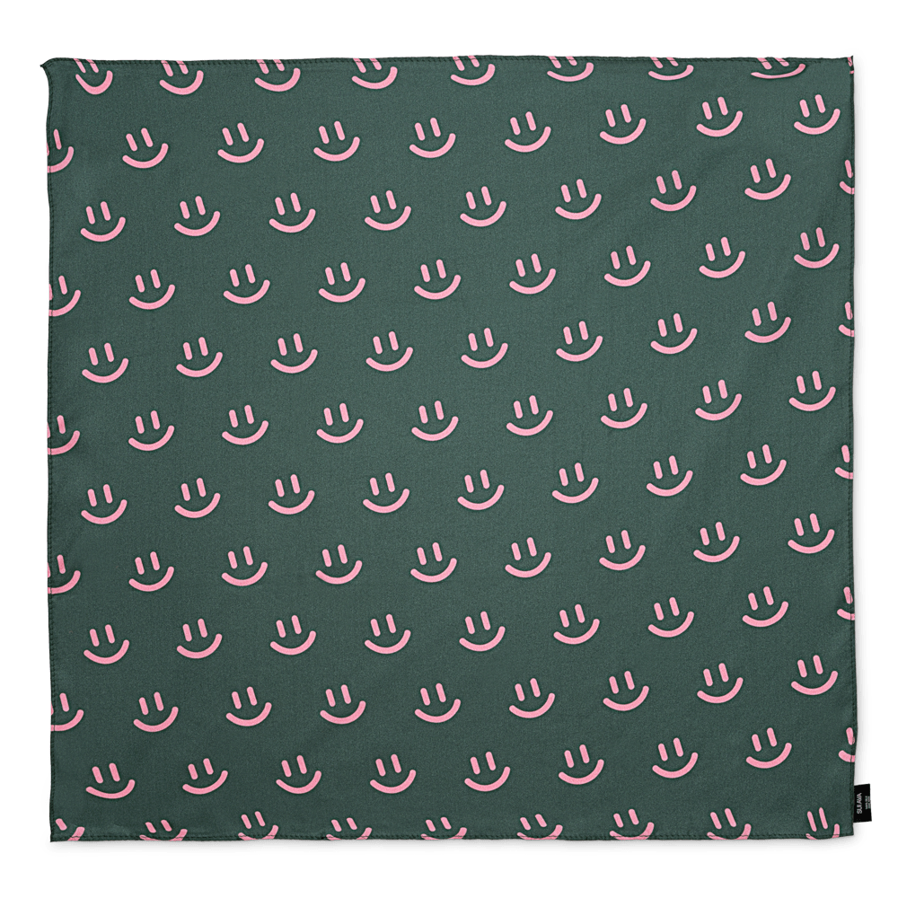 Grønt silketørklæde med lyserøde smileys – Silk Scarf Happiness fra SUI AVA