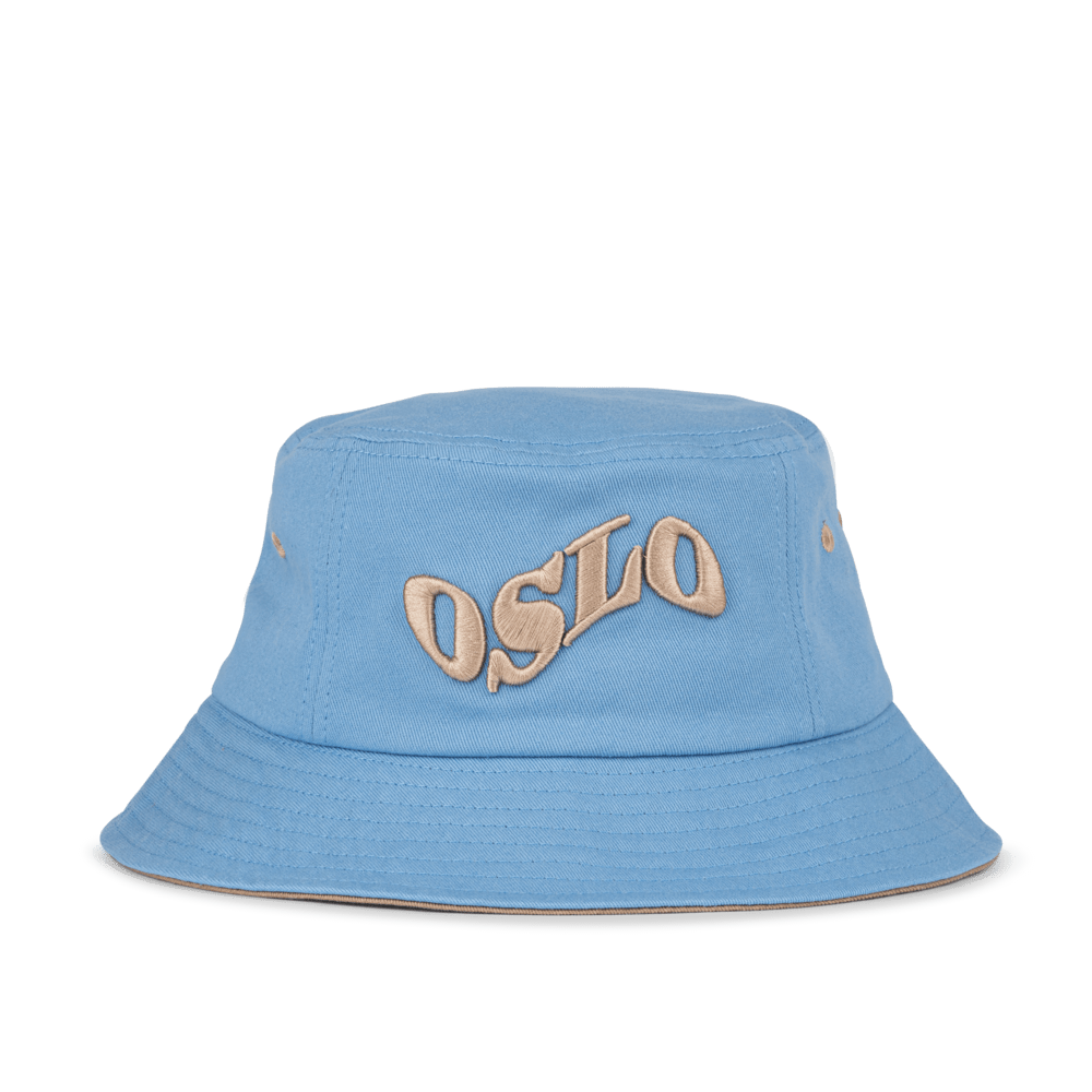 City Bucket Hat – lyseblå bøllehat med beige “OSLO” broderi fra SUI AVA.