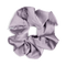 Stor lilla scrunchie fra SUI AVA, der skaber volumen og elegance. Perfekt til en fyldig hestehale, en løs knold eller som en dekorativ detalje.