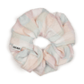 Ace Scrunchie i orange – Let scrunchie med blødt stof og diskrete mønstre.