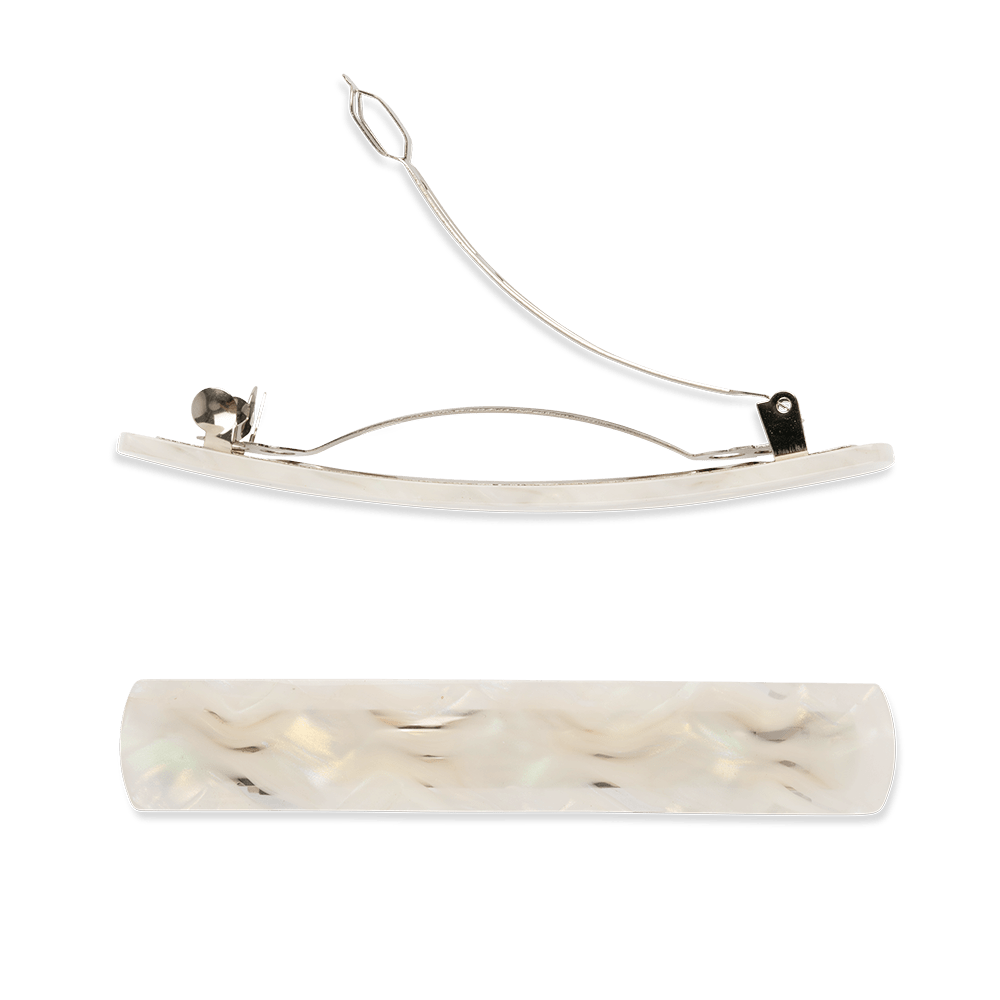 Daydream Hair Clip i perlemorshvidt design med elegant og minimalistisk udtryk
