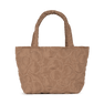 Lysebrun Daisy Bag med quiltet blomstermønster, bløde stropper og rummeligt design.