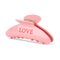 Lyserød hårklemme med LOVE-tekst fra SUI AVA – Ida Text Big. Perfekt til langt eller kraftigt hår.