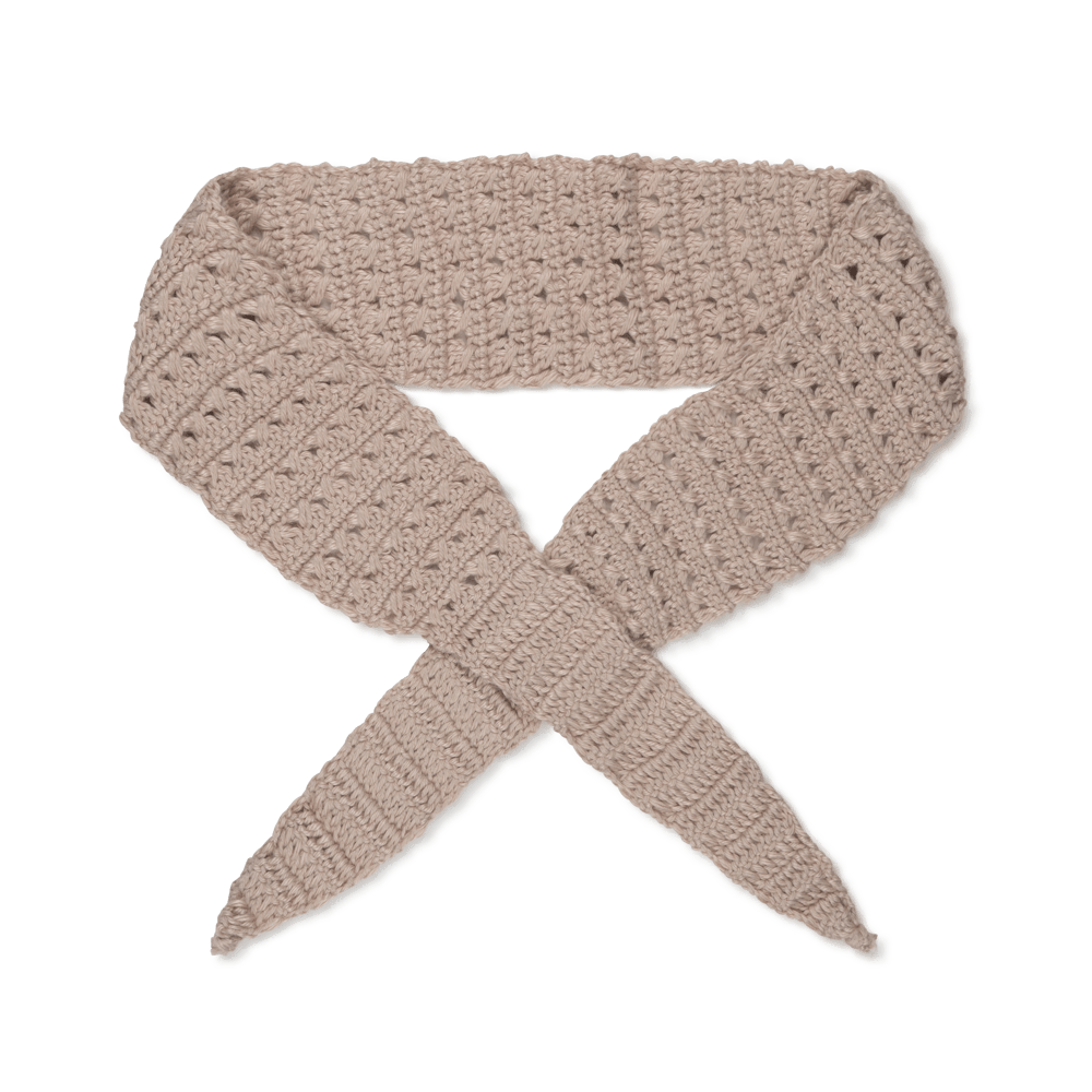 Beige hæklet tørklæde i bomuld med spidse ender, stylet krydset foran.