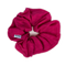 Mørk pink scrunchie i bomuld med SUI AVA-label – Palma Scrunchie