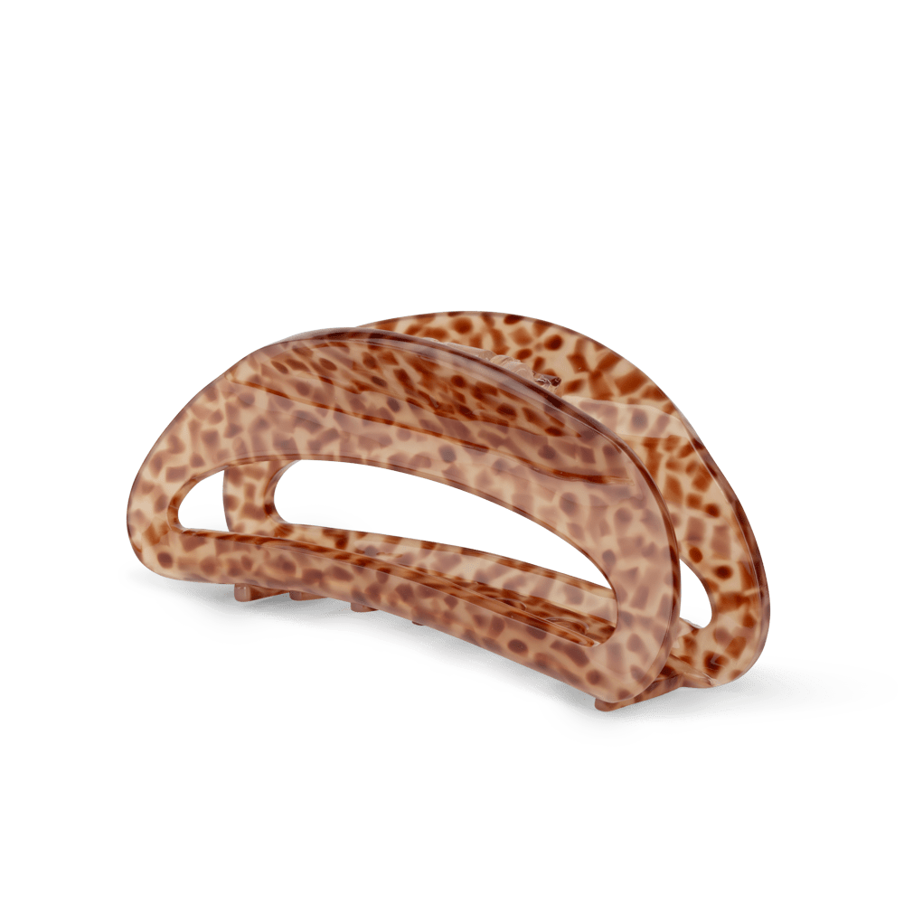 Theresa Leo Big fra SUI AVA – elegant stor hårklemme med leopardmønster, ideel til at tilføje et moderne og sofistikeret touch til dine frisurer.