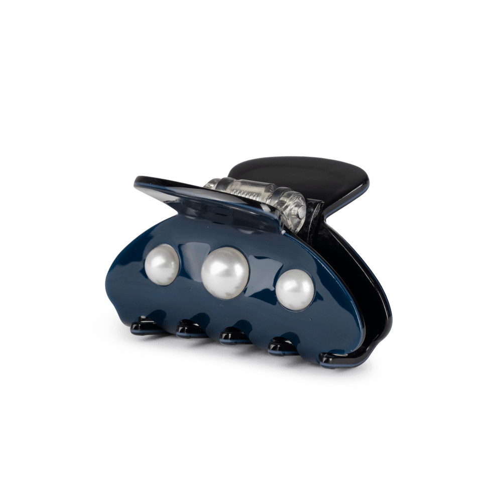 Ida Classic Pearly Mini fra SUI AVA – elegant mini hårklemme med klassiske perledetaljer, ideel til at skabe et sofistikeret og stilfuldt look.