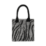 Zebra Glitter Bag – Skinnende taske med sort og sølv zebra-mønster og praktiske hanke til hverdagsbrug.
