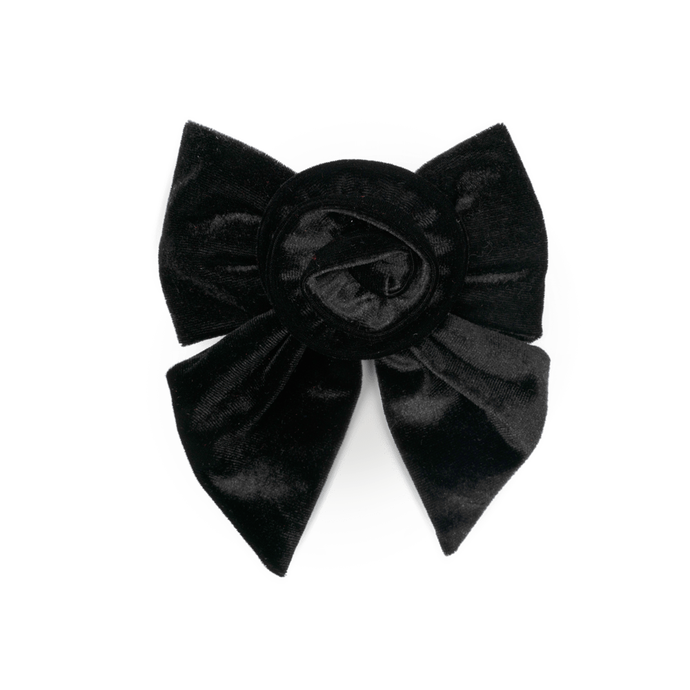 Rosie Velvet Bow i sort – stor hårsløjfe i blød sort velour fra SUI AVA