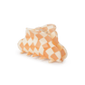 Lene Checkered Big fra SUI AVA – stor hårklemme med et klassisk ternet design, perfekt til at skabe elegante og tidløse frisurer med et moderne twist.