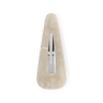 Milky Buckle Clip fra SUI AVA – elegant hårclip med en lys finish og stilfuldt spænde, ideel til at tilføje et tidløst og sofistikeret touch til dine frisurer.
