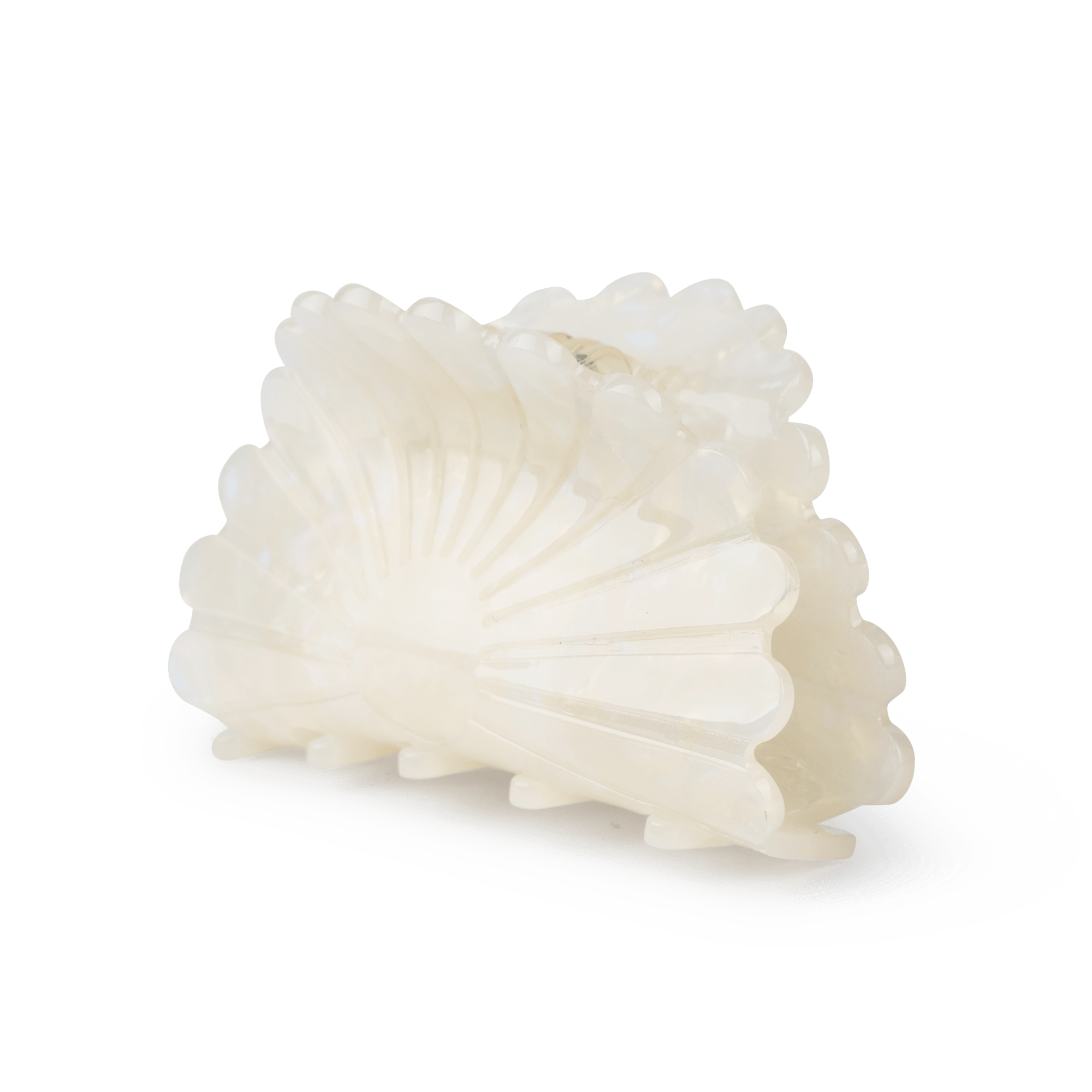 Solvej Milky Middle fra SUI AVA – mellemstor hårklemme i et elegant blomsterdesign med en blød finish, perfekt til at tilføje et feminint og stilfuldt touch til dine frisurer.