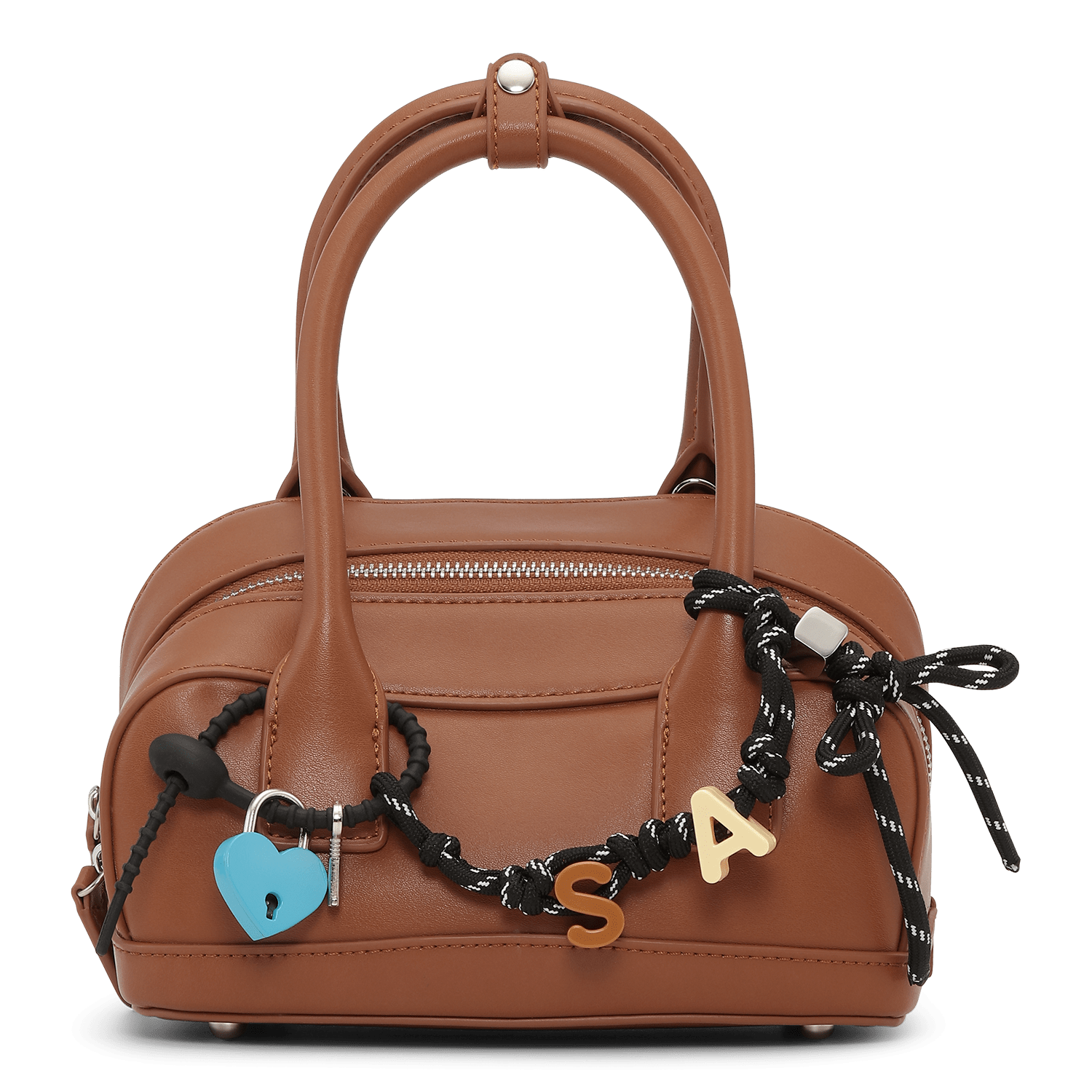 Bowling Bag w. Charms – brun taske med god plads, aftagelig skulderrem og dekorative charms.