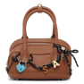 Bowling Bag w. Charms – brun taske med god plads, aftagelig skulderrem og dekorative charms.