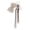 Puffy Bow Bag Charm – beige taskevedhæng med en quiltet sløjfe, flettede snore og en sølvfarvet ballondyr-charms.
