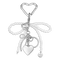 Pearly Bow Bag Charm – taskevedhæng med en elegant sløjfe af hvide perler og et hjertevedhæng i sølv.
