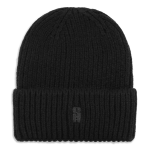SUI AVA Brenda Beanie – sort strikhue i blød, ribbet kvalitet.