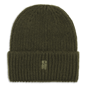 SUI AVA Brenda Beanie – armygrøn strikhue i blød, ribbet kvalitet.