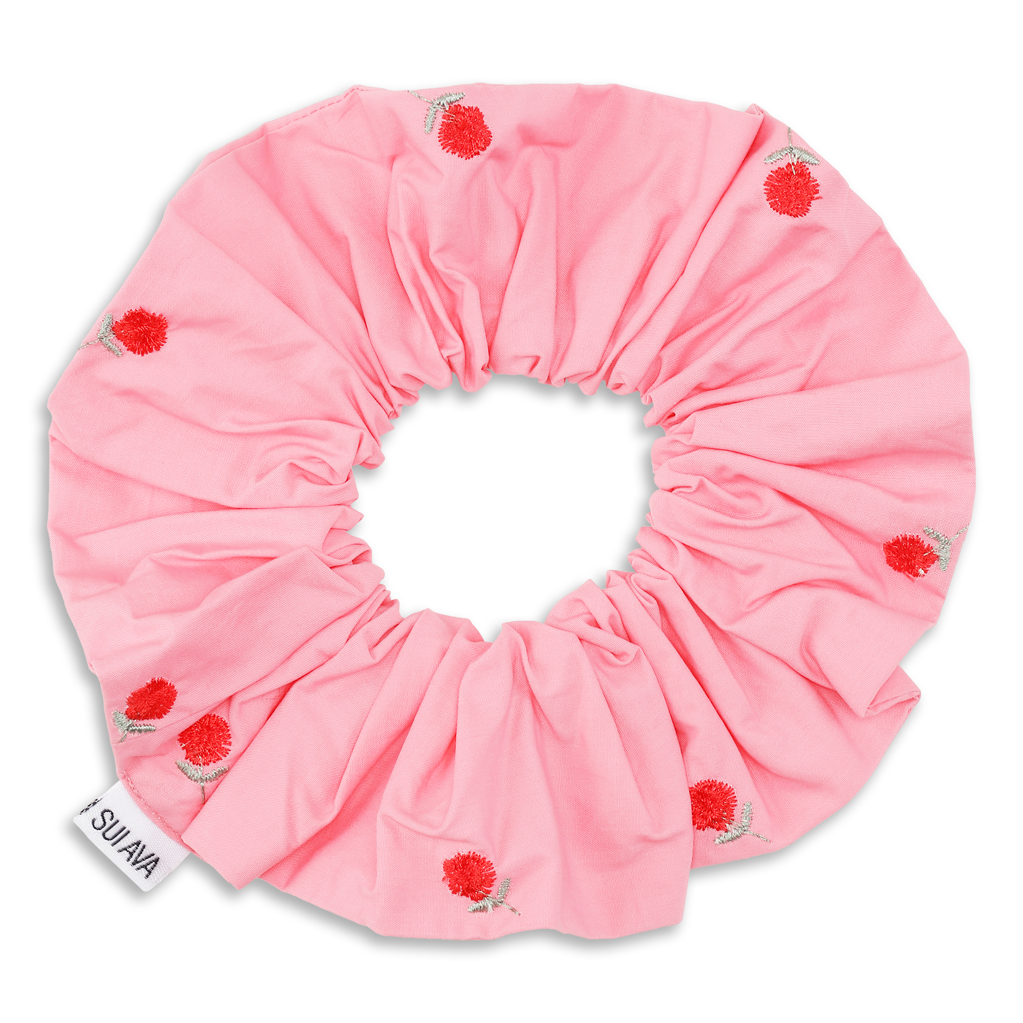 Lyserød Bobbie Scrunchie i blød bomuld med røde blomsterbroderier fra SUI AVA – stor hårelastik med volumen og detaljer.