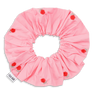 Lyserød Bobbie Scrunchie i blød bomuld med røde blomsterbroderier fra SUI AVA – stor hårelastik med volumen og detaljer.
