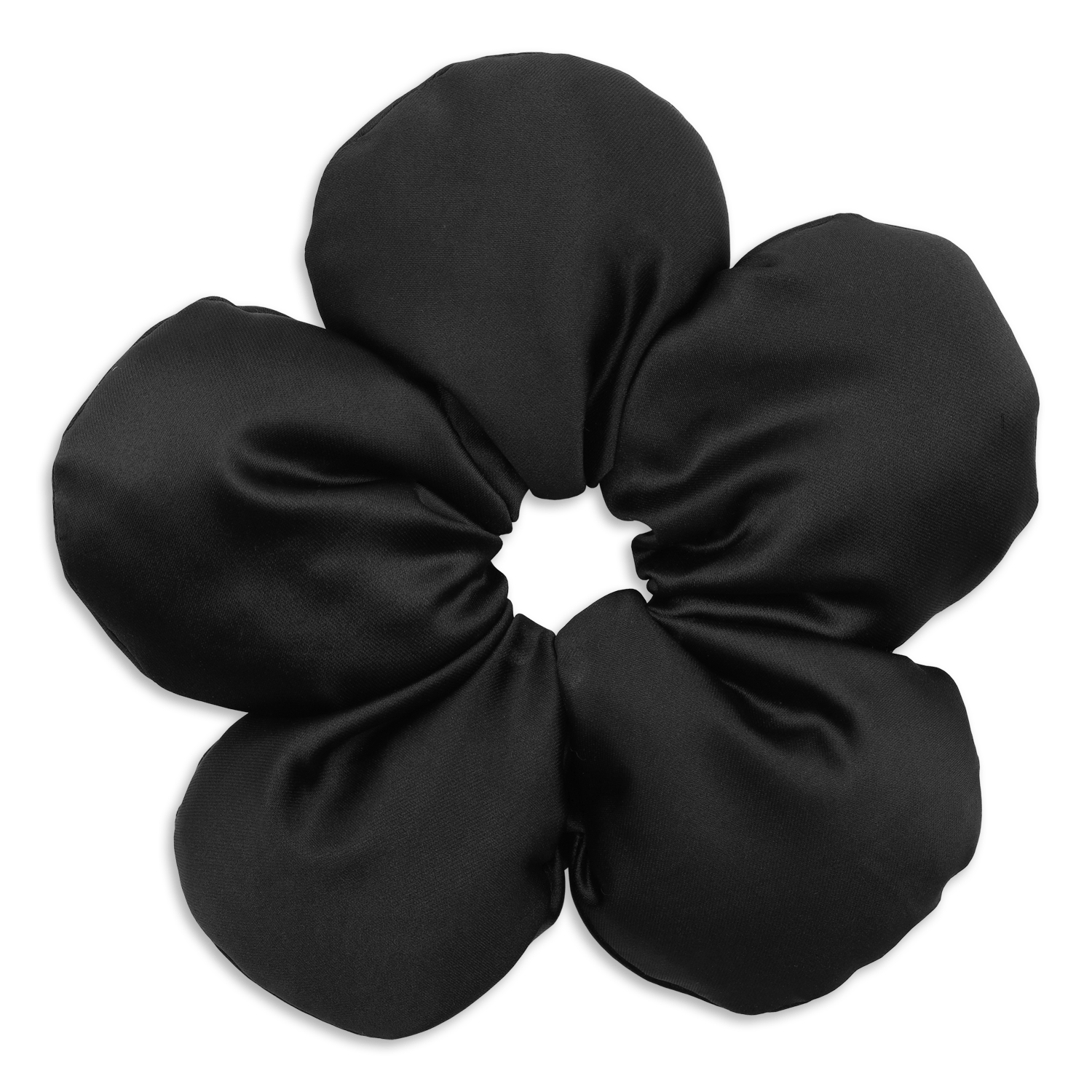 Sort Flower Pillow Scrunchie i satin med blomsterform og blødt pudet look – velegnet til både håropsætning og som accessories