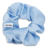 Lyseblå scrunchie fra SUI AVA med let shine og broderet logo-tag