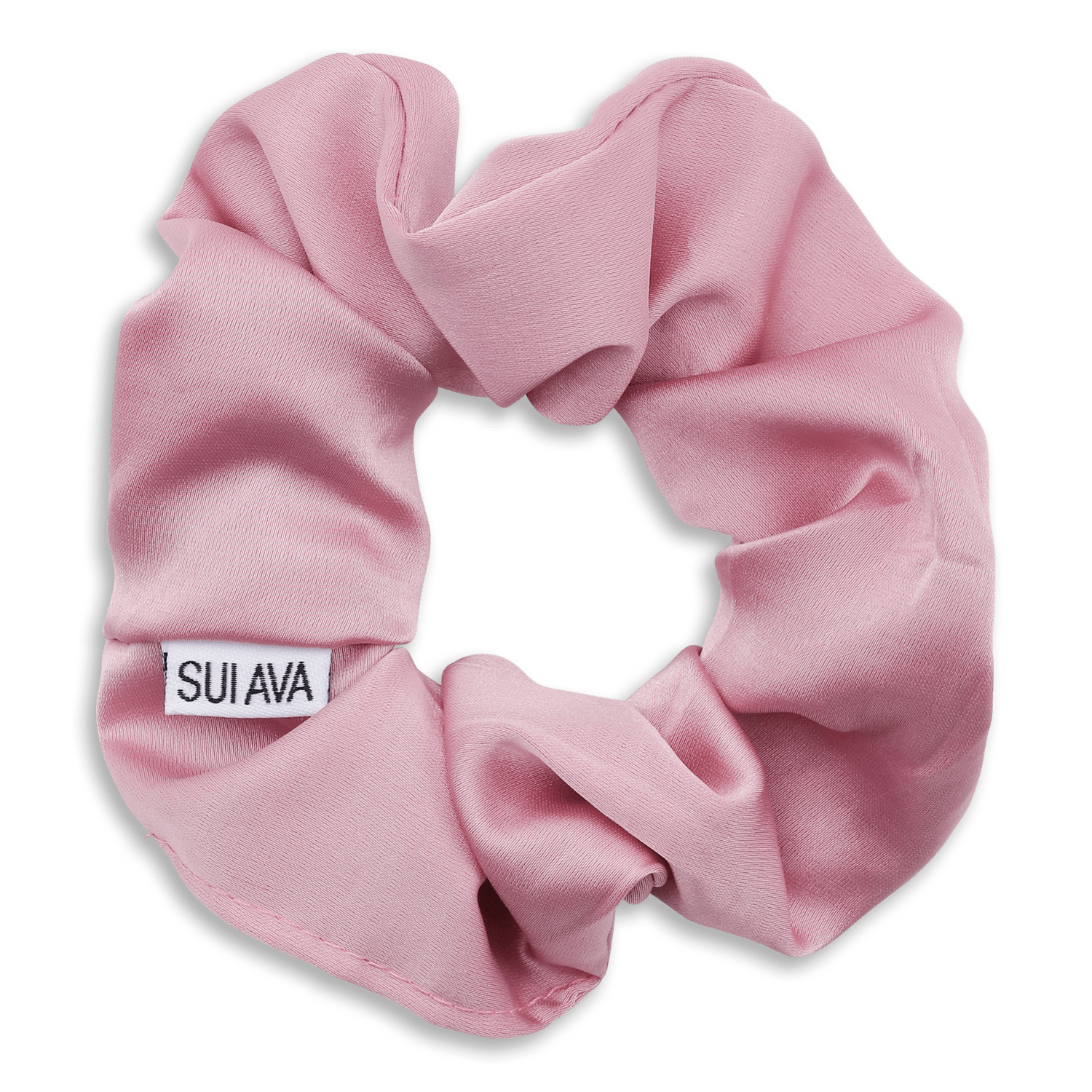 Rosa scrunchie med blødt satinlook og SUI AVA-logo, formet i let bølgende struktur.