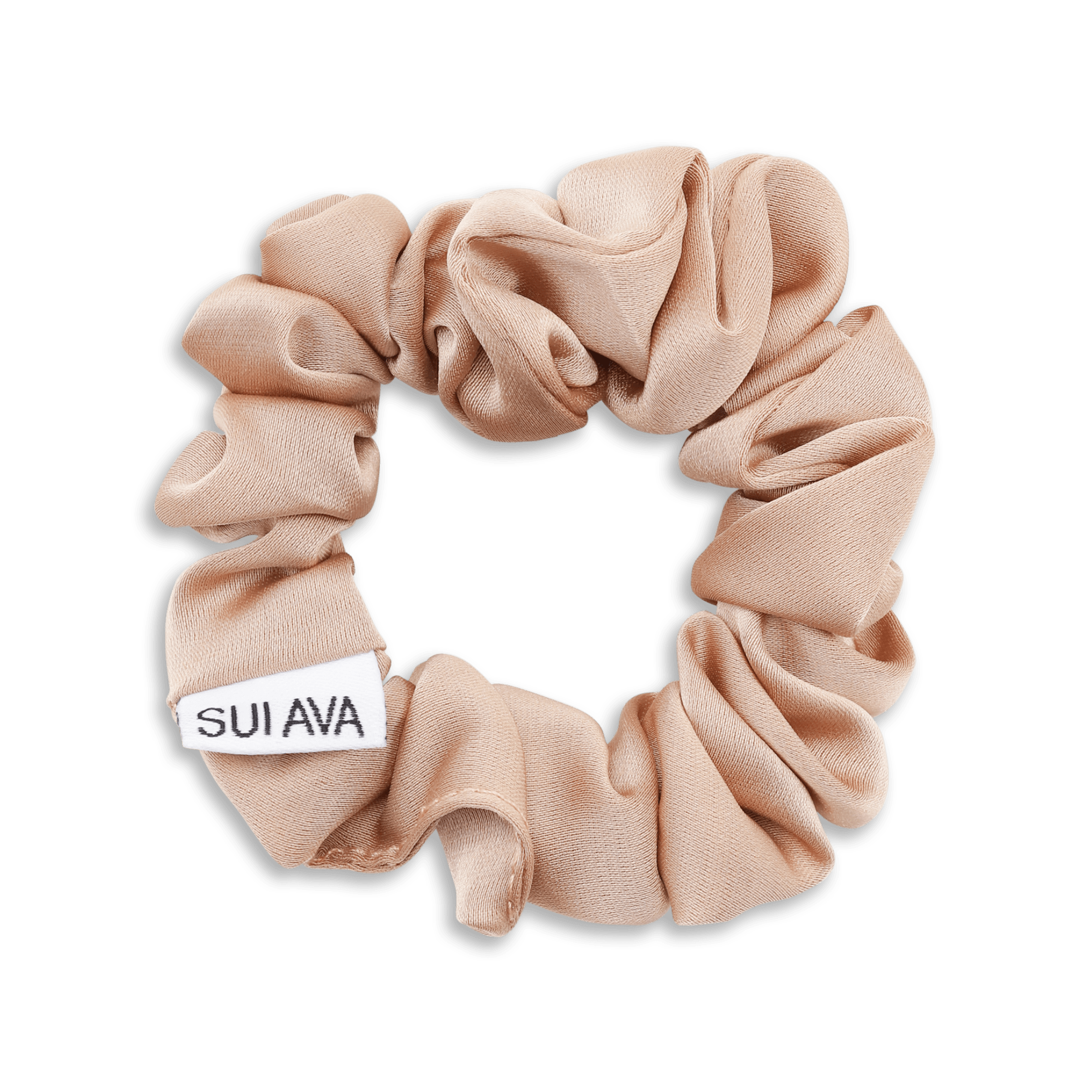 Ruched Ribbon Scrunchie i almond med rynket bånd og SUI AVA-logo