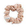 Ruched Ribbon Scrunchie i almond med rynket bånd og SUI AVA-logo