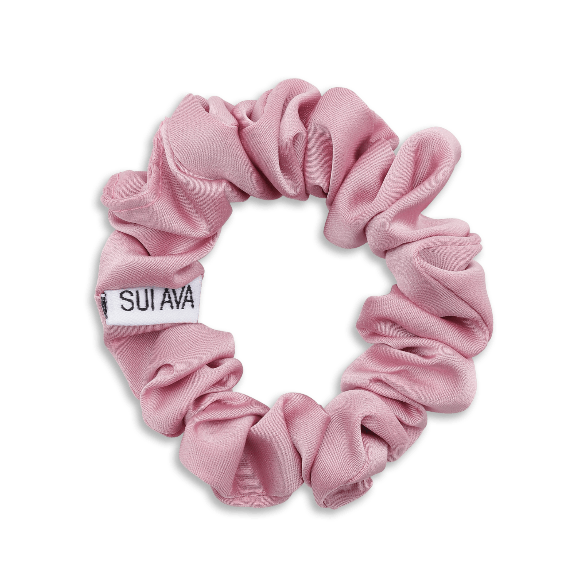 Ruched Ribbon Scrunchie i rosa med glansfuldt stof og rynket struktur - feminin hårelastik fra SUI AVA.