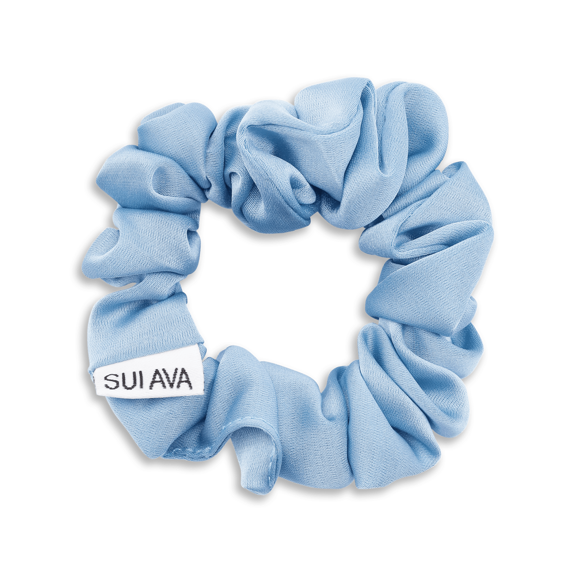 Lyseblå Ruched Ribbon Scrunchie med rynket struktur og SUI AVA-logo