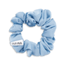 Lyseblå Ruched Ribbon Scrunchie med rynket struktur og SUI AVA-logo