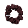 Ruched Ribbon Scrunchie i burgundy med rynket struktur fra SUI AVA