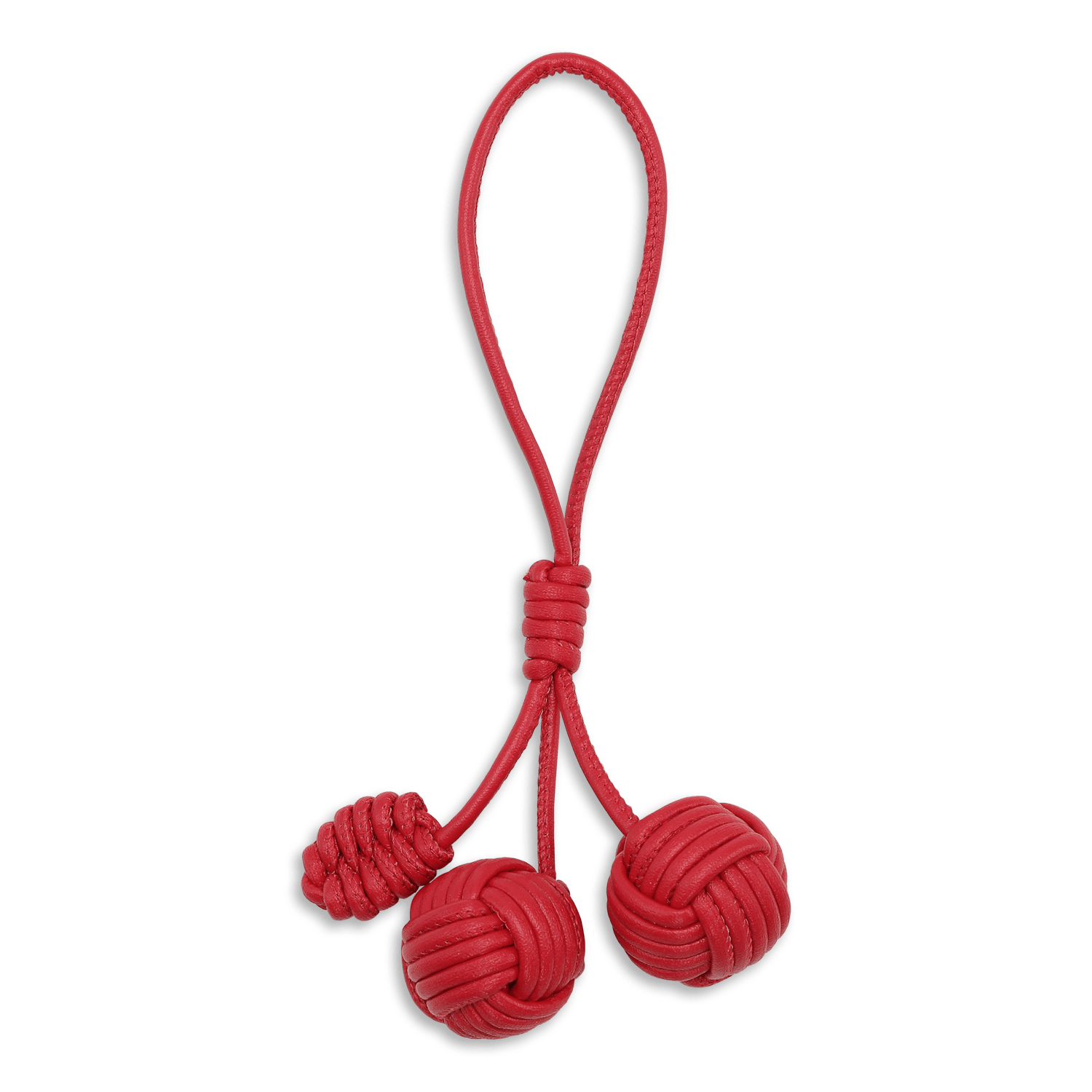 SUI AVA Pine Cone Bag Charm – rødt taskevedhæng med flettede kugler i snor.