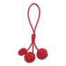 SUI AVA Pine Cone Bag Charm – rødt taskevedhæng med flettede kugler i snor.