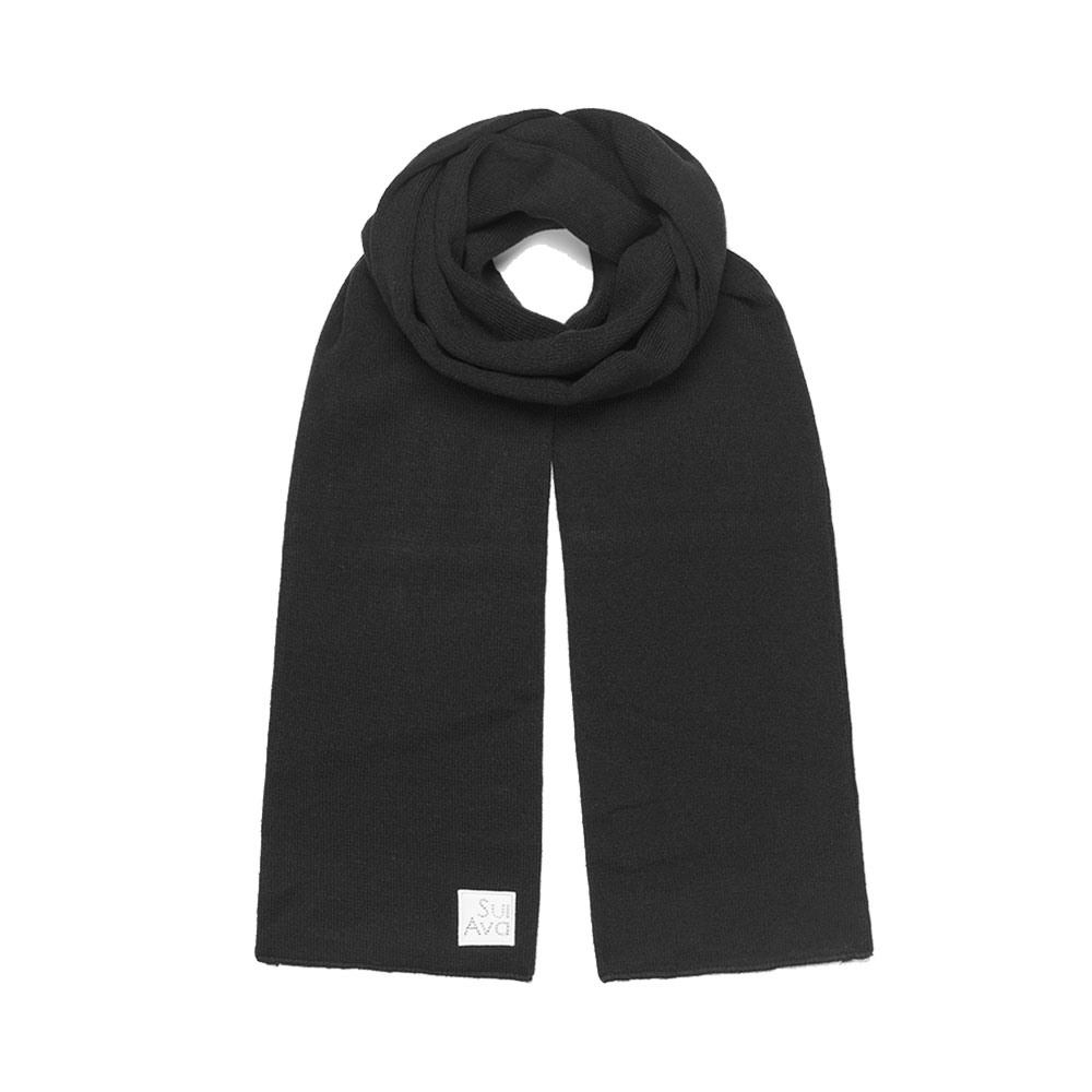 Sort Christina Scarf halstørklæde med SUI AVA-logo i hjørnet