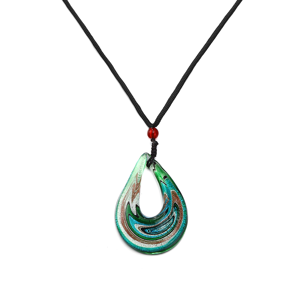 Halskæde med dråbeformet vedhæng i grøn og metallisk swirl-effekt på sort snor – Into the Woods Necklace fra SUI AVA.