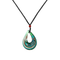 Halskæde med dråbeformet vedhæng i grøn og metallisk swirl-effekt på sort snor – Into the Woods Necklace fra SUI AVA.