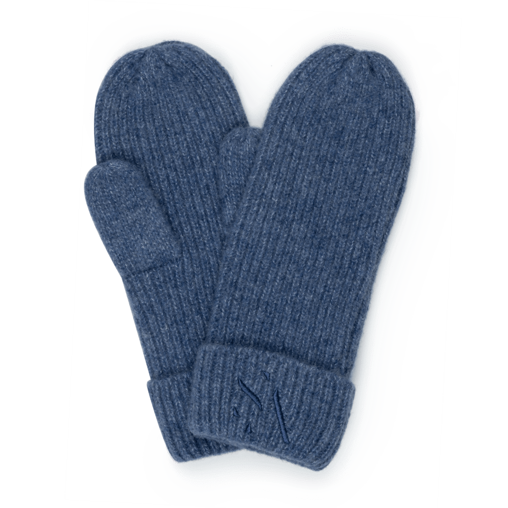 Signe Mittens – blå ribstrikkede luffer med opsmøg og broderet logo