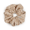 Blossom Scrunchie i beige – Smuk scrunchie med blomsterdetaljer i en neutral nuance.
